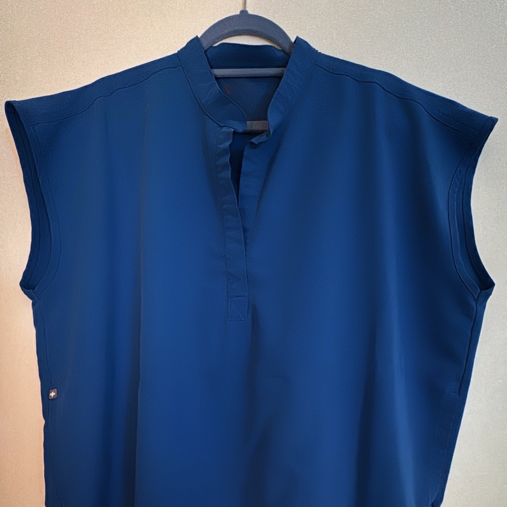 Figs Rafaela Oversized Scrub Top, size XL, Royal Blue Gently